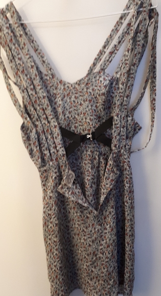 Dress with flower pattern - Picture 8 of 10